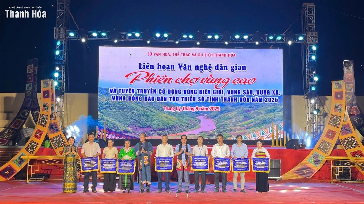 Ban Tổ chức trao giải cho các đoàn tham dự liên hoan. (ảnh PV)
