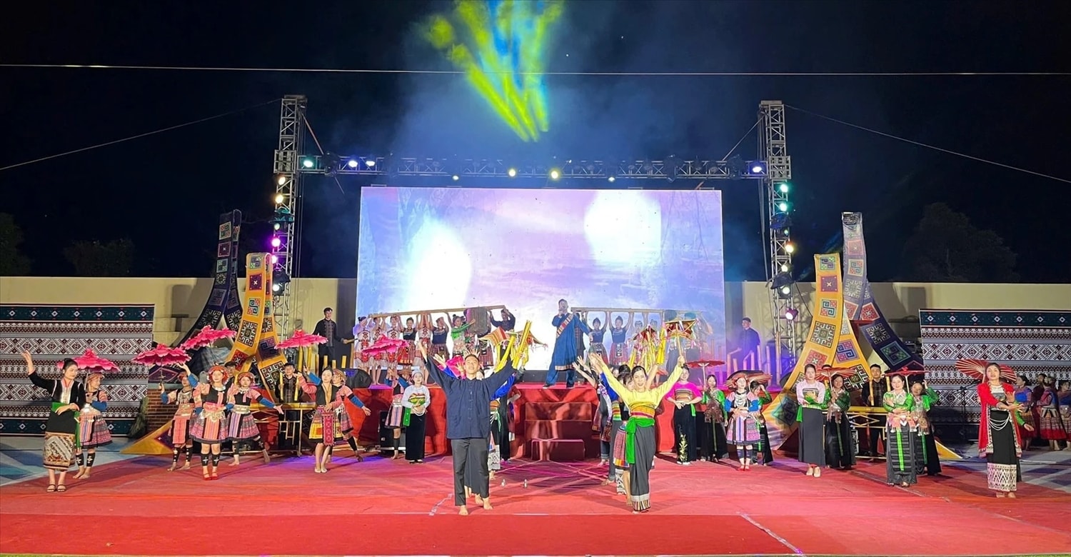 Liên hoan văn nghệ dân gian - Phiên chợ vùng cao năm 2025 thu hút hơn 200 nghệ nhân, diễn viên đến từ 22 xã biên giới và miền núi ở Thanh Hóa. (ảnh PV)