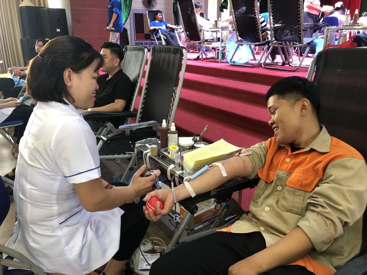 Dù đã ra trường đi làm nhưng khi biết thông tin em Phạm Thanh Hoàng vẫn trở về trường đăng ký tham gia chương trình (ảnh Trọng Bảo)