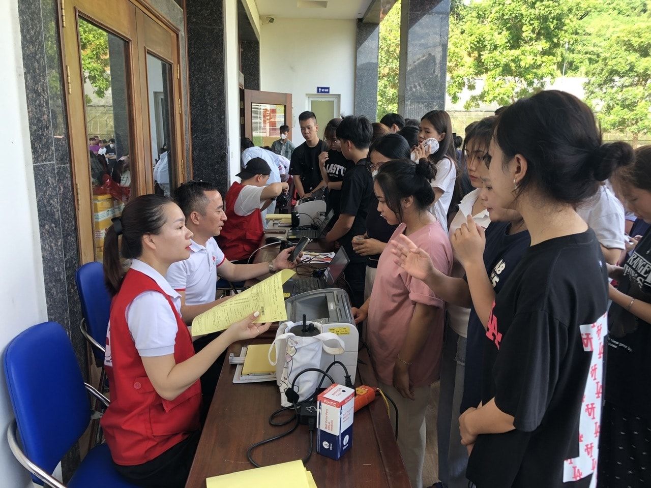 Thông qua các hoạt động từ thiện, nhân đạo giúp các em học sinh, sinh viên sống có trách nhiệm, biết sẻ chia, yêu thương với cộng đồng (ảnh Trọng Bảo)