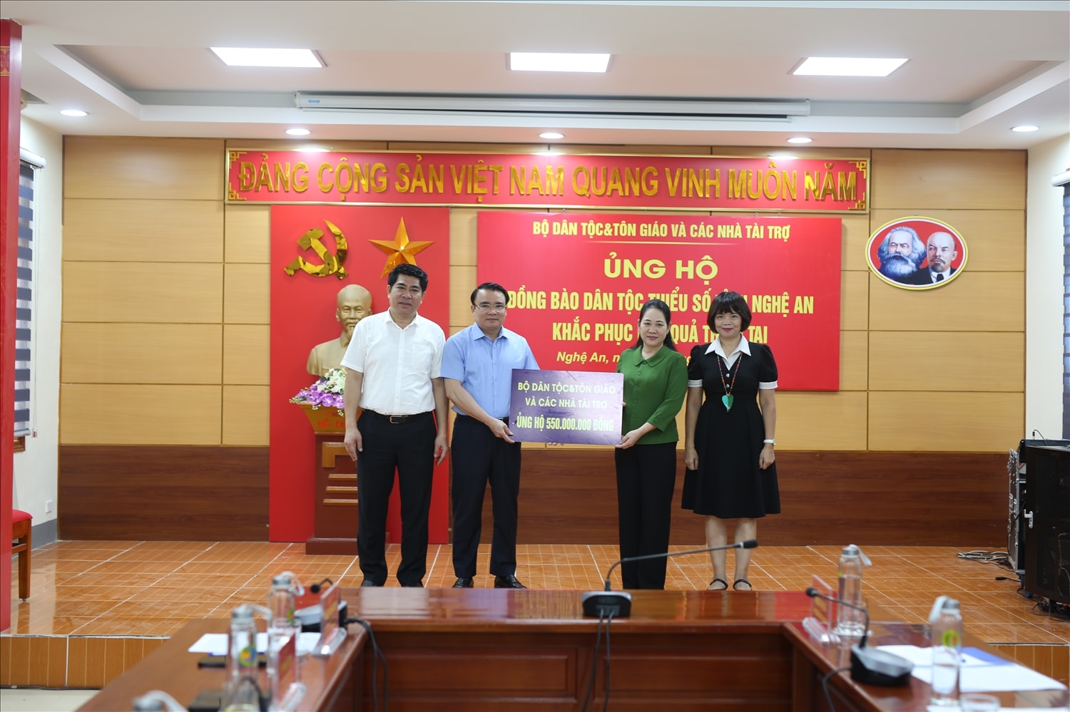 Thứ trưởng Bộ Dân tộc và Tôn giáo Nông Thị Hà trao quà cho đồng bào vùng lũ Nghệ An - Ảnh: Thanh Hải