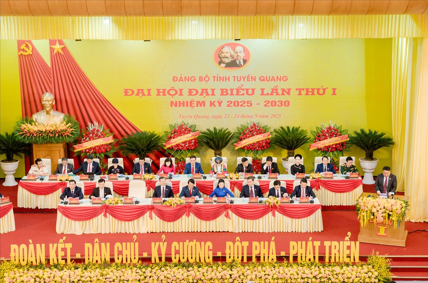 Đoàn Chủ tịch Đại hội