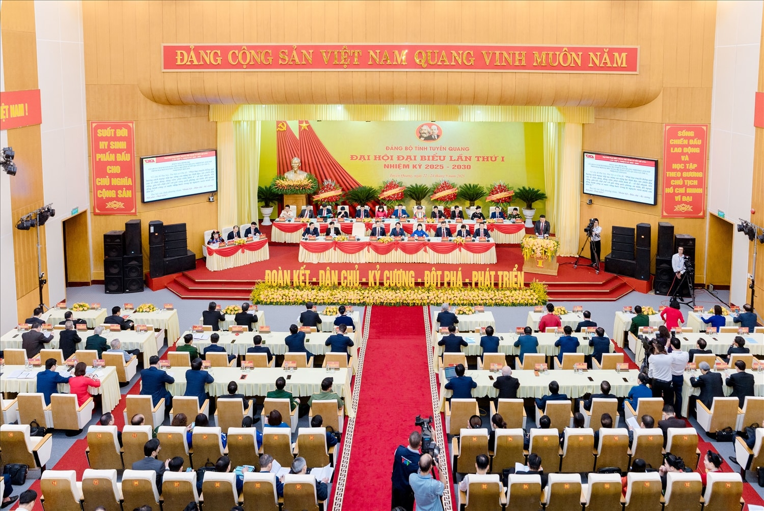 Đại hội có sự tham gia của 415 đại biểu ưu tú đại diện cho 136.000 đảng viên trong toàn Đảng bộ.