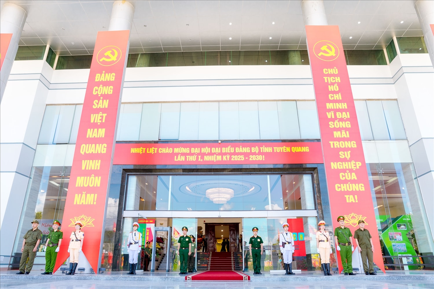 Chủ đề Đại hội đại biểu Đảng bộ tỉnh Tuyên Quang lần thứ I, nhiệm kỳ 2025 – 2030 được xác định là: “Phát huy truyền thống quê hương cách mạng; nâng cao năng lực lãnh đạo, sức chiến đấu của tổ chức đảng và đảng viên; phát triển kinh tế – xã hội nhanh, bền vững, gắn với giữ vững quốc phòng, an ninh, đối ngoại; đồng hành cùng cả nước vững bước trong kỷ nguyên vươn mình của dân tộc”.