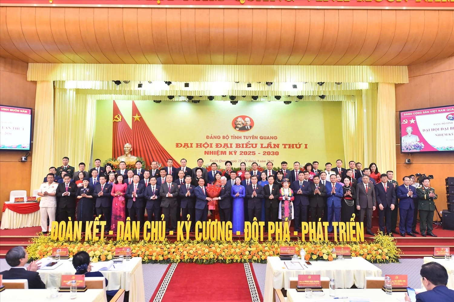 Ủy viên Bộ Chính trị, Bí thư Trung ương Đảng, Chủ tịch Ủy ban Trung ương Mặt trận Tổ quốc Việt Nam Đỗ Văn Chiến  tặng hoa BCH Đảng bộ tỉnh Tuyên Quang nhiệm kỳ 2025-2030