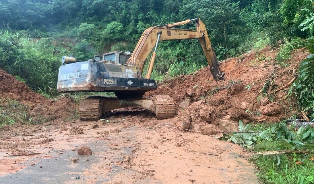 Dự kiến đến chiều 25/9, hai điểm sạt lở lớn trên tỉnh lộ 674 mới có thể khắc phục tạm thời. (Ảnh: Ngọc Chí)