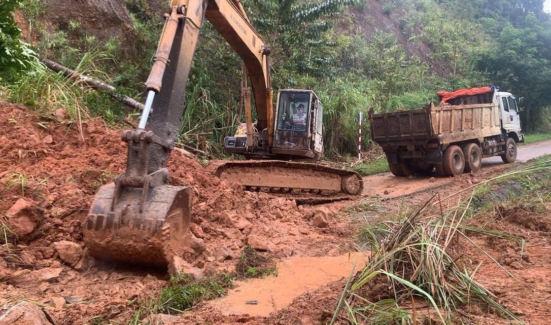 Đơn vị thi công đã huy động 3 ô tô, 2 máy đào và hàng chục công nhân để tập trung khắc phục sạt lở trên tỉnh lộ 674. (Ảnh: Ngọc Chí)