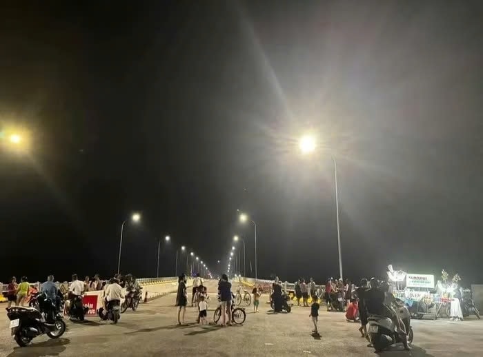 Cầu Phong Châu chưa khánh thành nhưng tại khu vực này đã thu hút đông đảo người dân đến tham quan và vui chơi.Ảnh: PLO