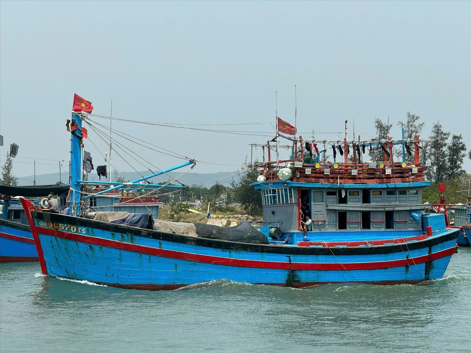 Để ứng phó với siêu bão Ragasa, UBND tỉnh Quảng Ngãi  vận động tàu thuyền về nơi tránh trú an toàn (Ảnh N.C)