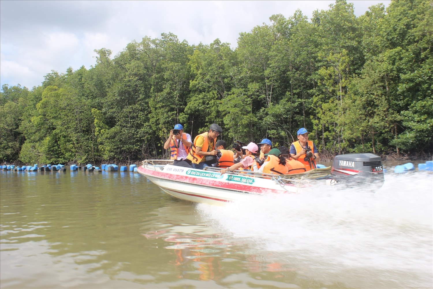 Đến Mũi Cà Mau và di chuyển trên canô rẽ sóng lướt qua những kênh rạch, hai bên là những cây đước, mắm phủ xanh