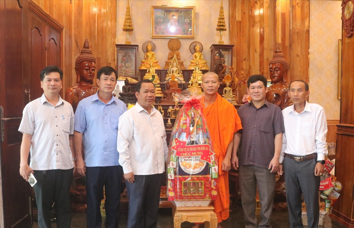 Đoàn công tác do ông Thổ Út, Phó Giám đốc Sở Dân tộc và Tôn giáo tỉnh Đồng Nai đến thăm và chúc mừng chùa Hoa Sơn, phường Long Khánh nhân Lễ Sene Dolta 2025.