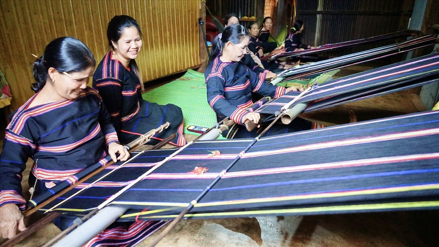 Phụ nữ Gia Rai làng Thơh Ga B khởi nghiệp từ nghề dệt thổ cẩm truyền thống