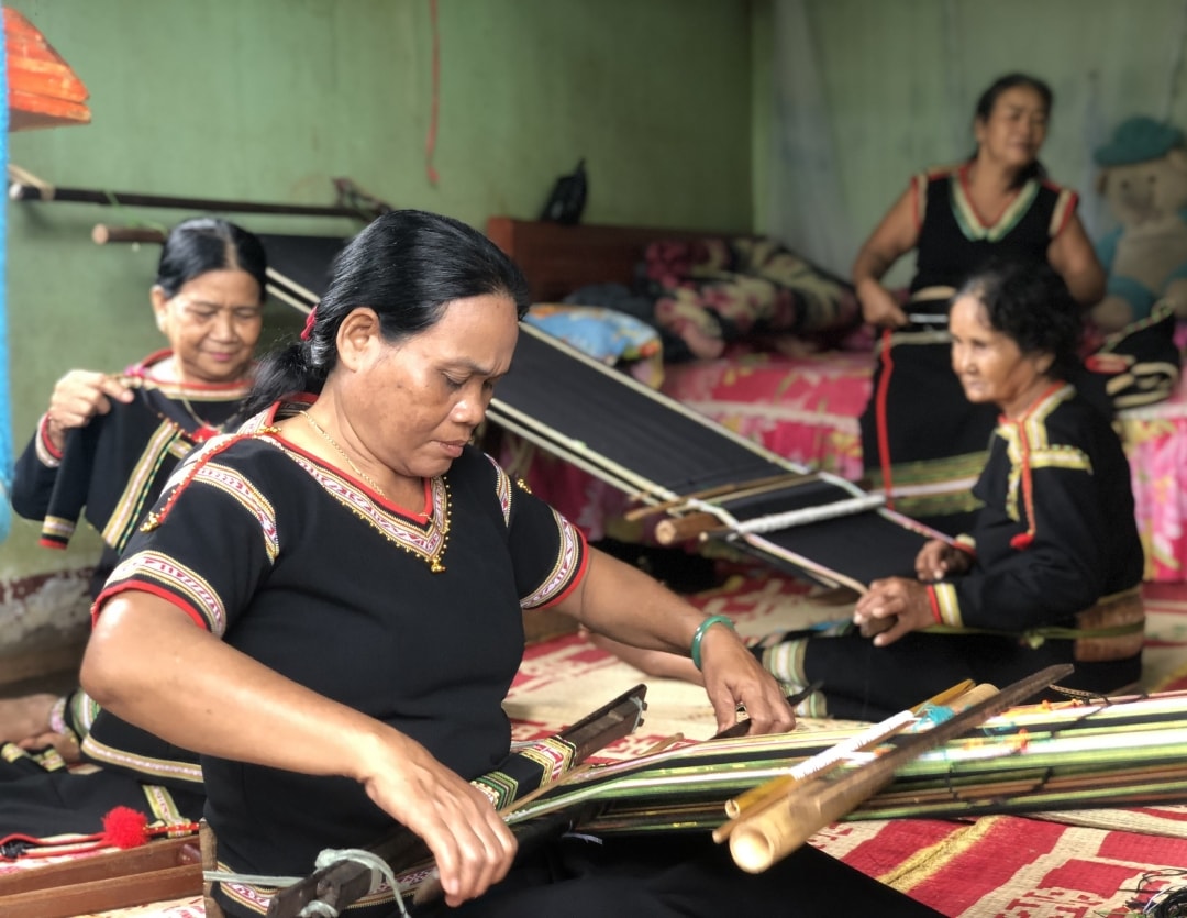 Hàng ngày bà H’Yar vẫn miệt mài bên khung dệt, tạo ra sản phẩm thổ cẩm hoa văn sắc sảo (Ảnh: V.A)
