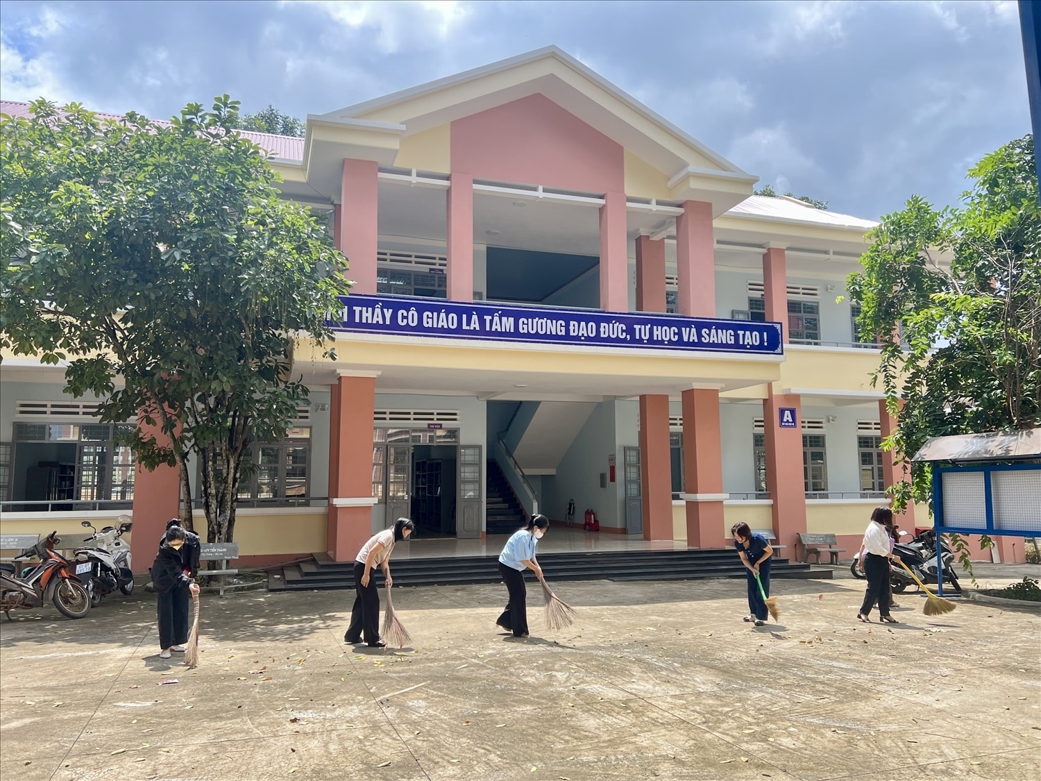 Mặc dù còn nhiều khó khăn nhưng Ngành Giáo dục tỉnh Gia Lai nỗ lực đảm bảo cơ sở vật chất để học sinh yên tâm học tập (Ảnh N.T) Mặc dù còn nhiều khó khăn nhưng ngành Giáo dục tỉnh Gia Lai vẫn nỗ lực đảm bảo cơ sở vật chất để học sinh yên tâm học tập (Ảnh N.T)