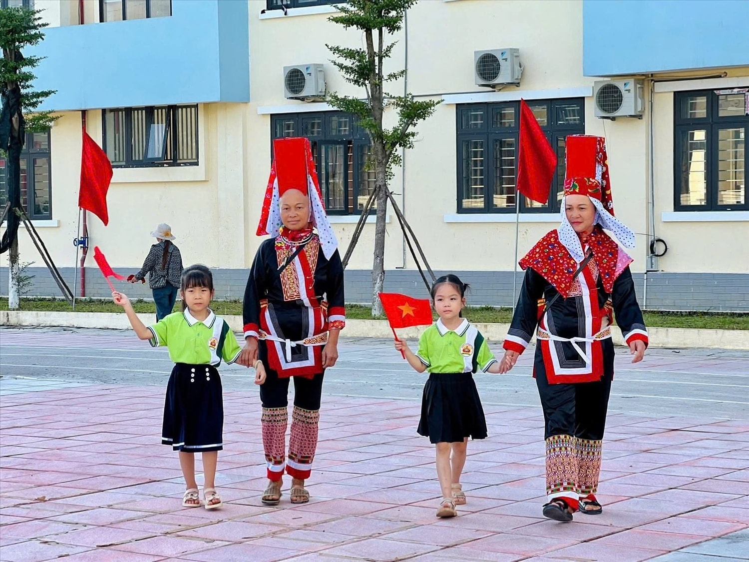 Với chính sách miễn giảm học phí toàn quốc giúp phụ huynh, học sinh yên tâm, phấn khởi đến trường. Ảnh: Mỹ Dung