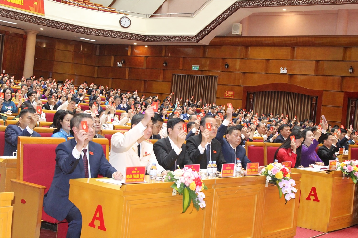 Các đại biểu biểu quyết thông qua các nội dung Đại hội