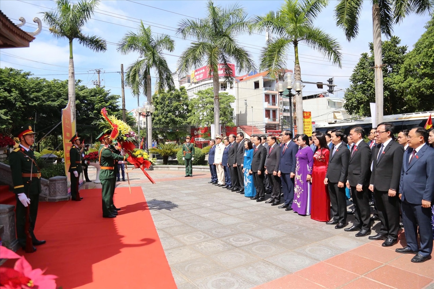 Đoàn đại biểu dự Đại hội Đảng bộ tỉnh Lạng Sơn lần thứ XVIII do đồng chí Hoàng Văn Nghiệm Ủy viên Trung ương Đảng, Bí thư Tỉnh ủy làm trưởng đoàn đã dâng hương, dâng hoa tại Khuôn viên lưu niệm Chủ tịch Hồ Chí Minh