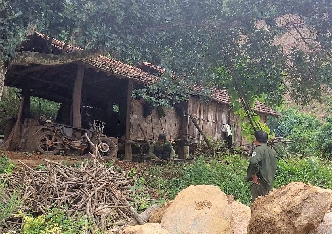 Các đơn vị quản lý rừng, đất lâm nghiệp cử cán bộ lên tận rẫy để tuyên truyền, vận động đồng bào DTTS không chuyển nhượng đất trái phép. (Ảnh: Ngọc Chí)