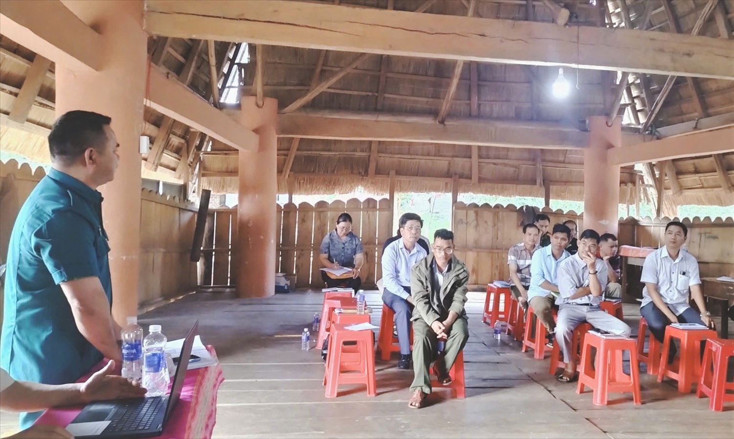 Xã Ngọk Réo chỉ đạo các thôn, làng đẩy mạnh công tác tuyên truyền để đồng bào DTTS cảnh giác, không nghe theo các đối tượng cò đất chuyển nhượng đất đai trái phép. (Ảnh: Ngọc Chí)