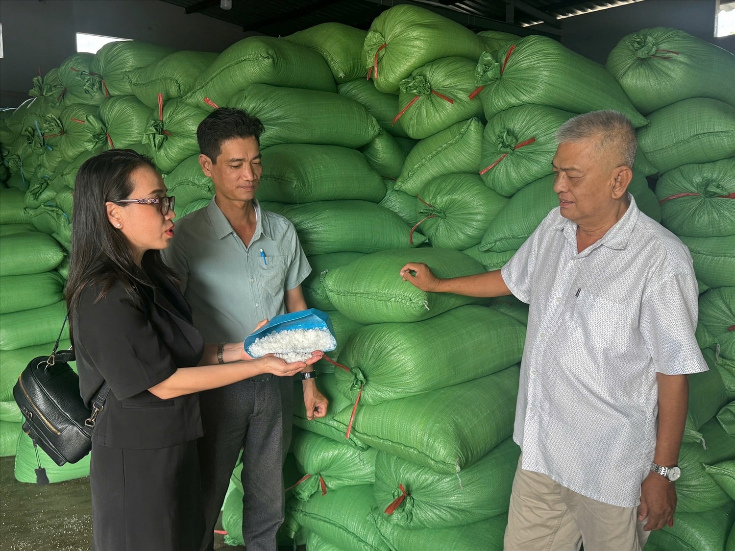 Cơ sở chế` biến muối của ông Húa nằm  vùng ven phường Rạch Giá