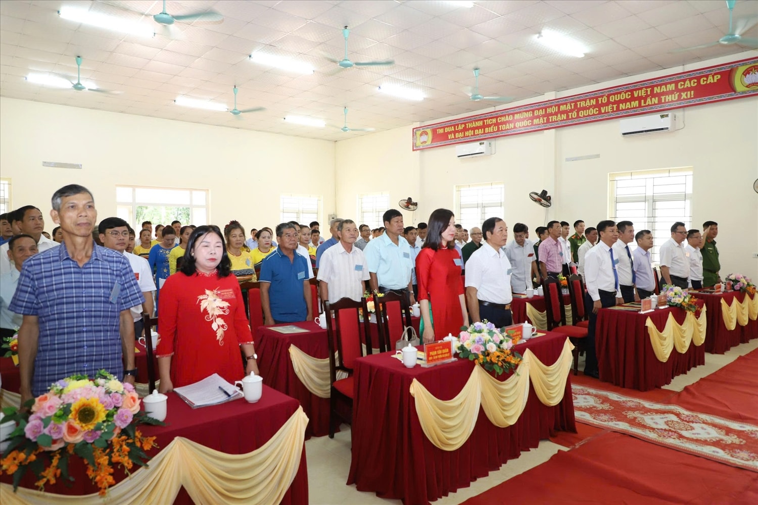 Đại biểu thực hiện nghi thức chào cờ tại Đại hội. (ảnh Q. Trâm)