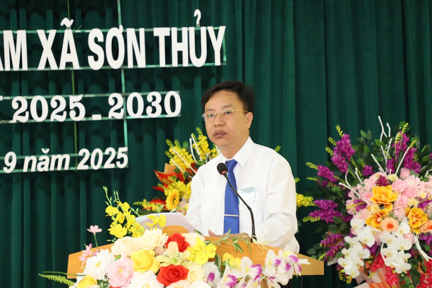 Bí thư Đảng ủy xã Sơn Thủy Lê Đình Xuân  phát biểu chỉ đạo tại Đại hội.(ảnh Q. Trâm)