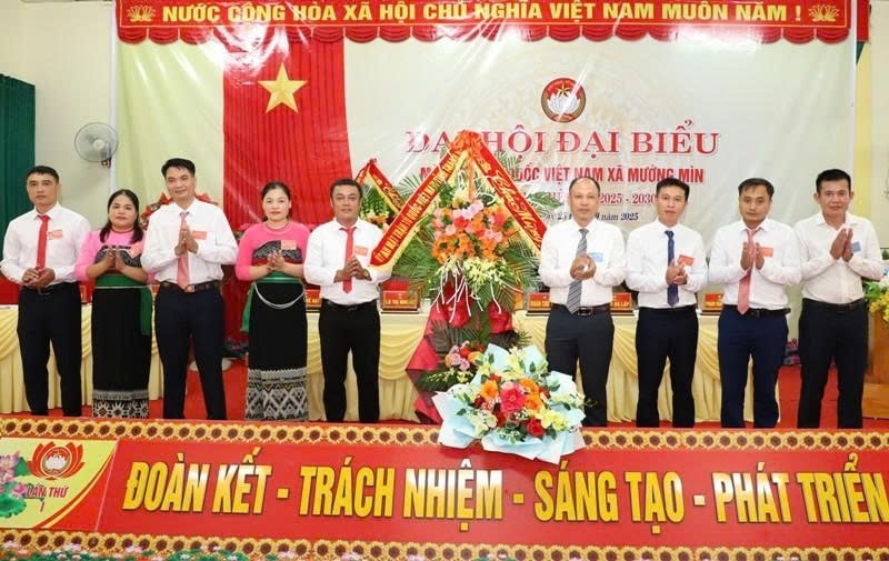 Đại diện Ủy ban MTTQ tỉnh tặng hoa chúc mừng Đại hội.(ảnh Q. Trâm)