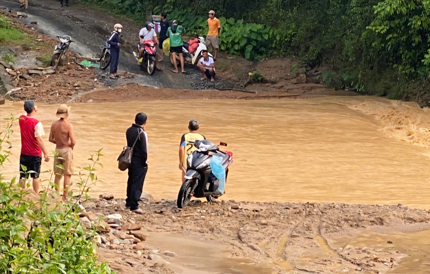 Hiện tràn khe Xiêng Thù xã Chiêu Lưu (Nghệ An) đã bị ngập sâu trong nước (Ảnh: Phạm Tiến) 