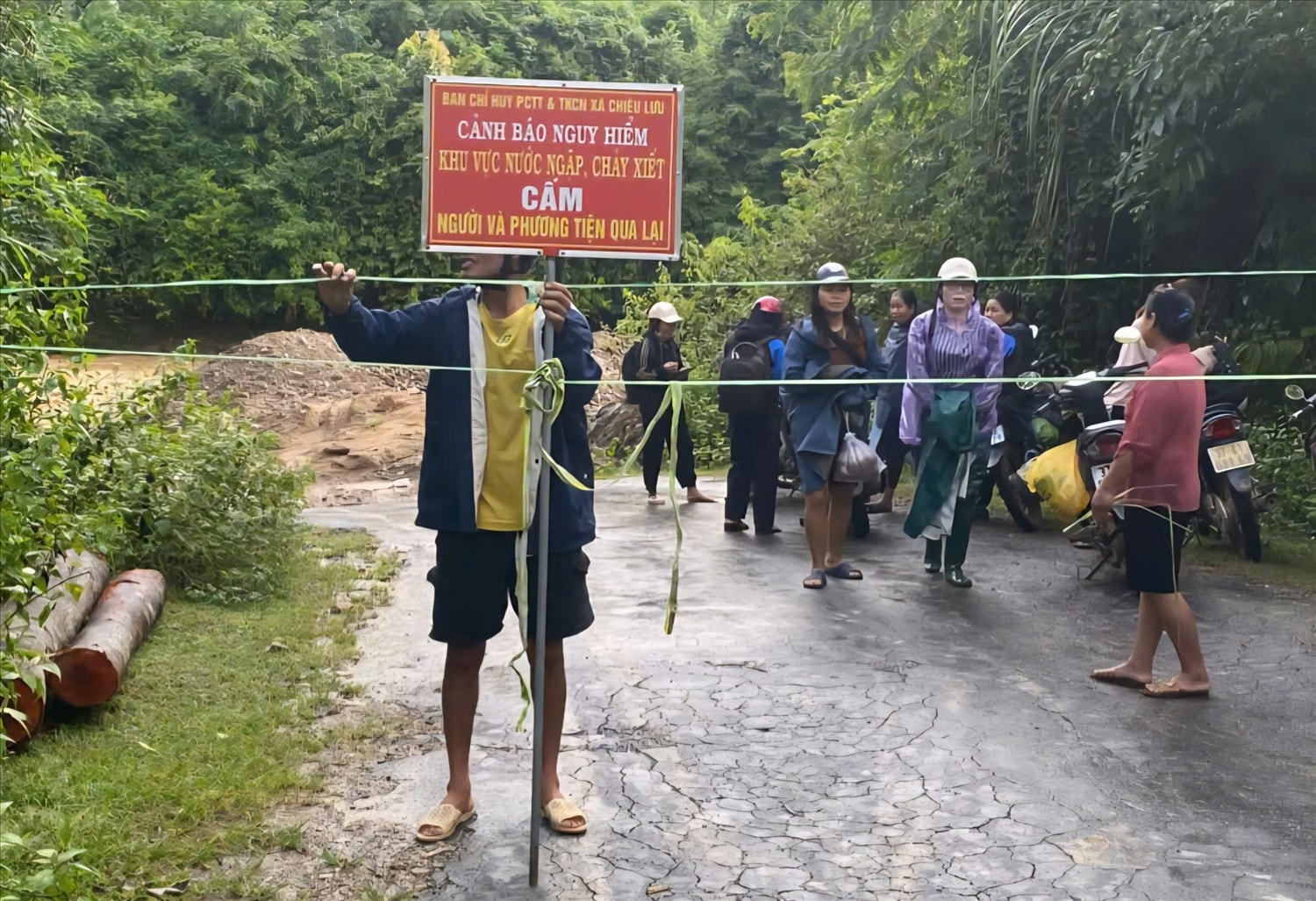 UBND xã Chiêu Lưu đã cho cắm biển cấp đường ở những điểm sạt lở, nước sông tràn cầu (Ảnh: UBND xã cung cấp)
