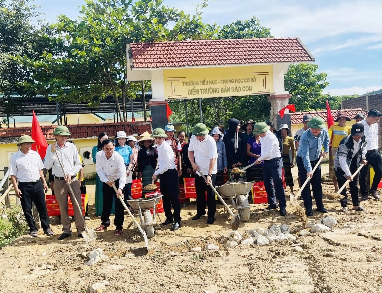 Đại biểu tham dự thực hiện nghi lễ khởi công (Ảnh: LM)