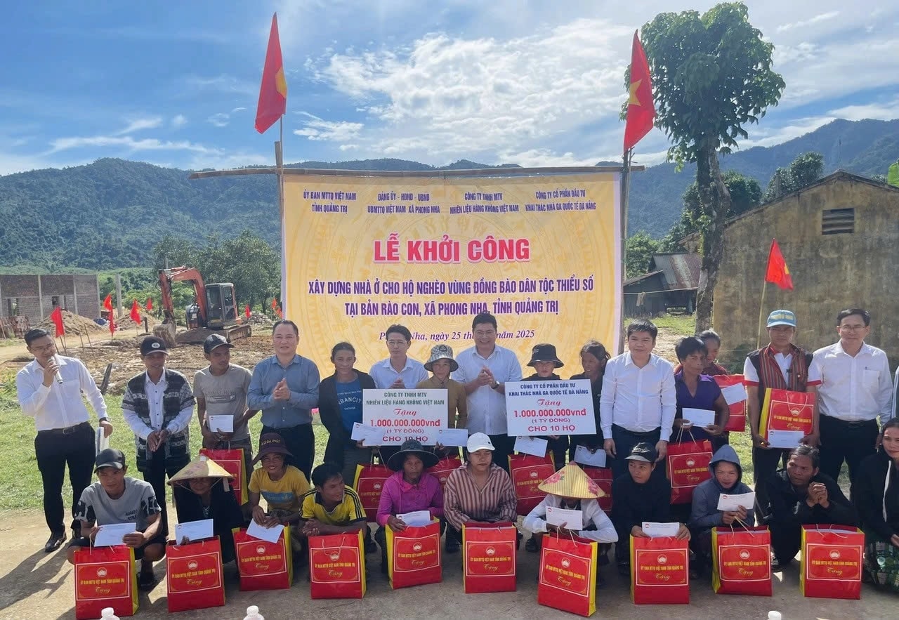 Đại diện lãnh đạo Ủy ban MTTQ Việt Nam tỉnh Quảng Trị trao quà cho 20 hộ gia đình  DTTS ở bản Rào Con (Ảnh: LM) 