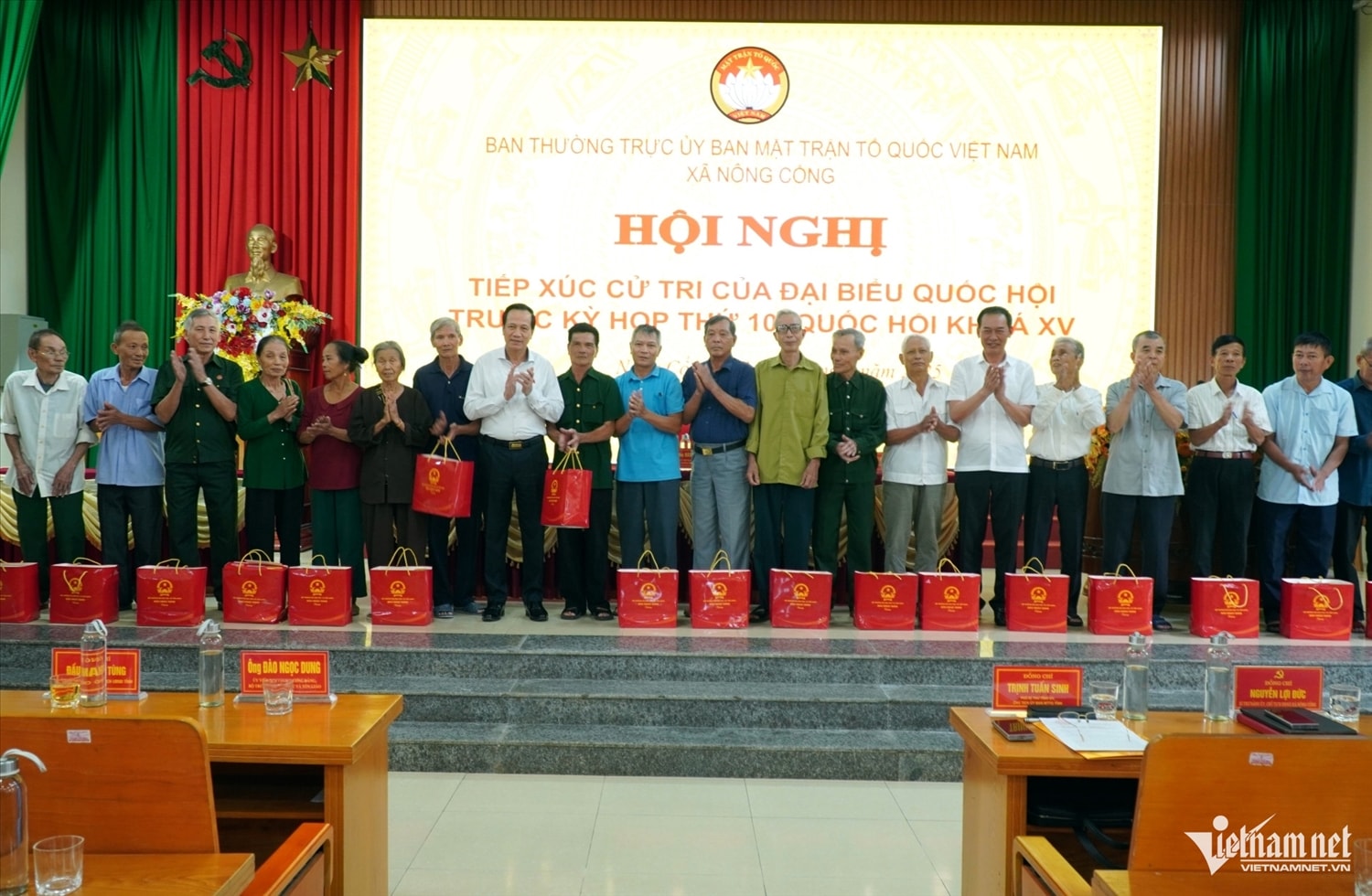Bộ trưởng Dân tộc và Tôn giáo Đào Ngọc Dung trao quà cho người dân ở xã Nông Cống. Ảnh: Lê Dương Bộ trưởng Dân tộc và Tôn giáo Đào Ngọc Dung trao quà cho người dân ở xã Nông Cống. Ảnh: Lê Dương