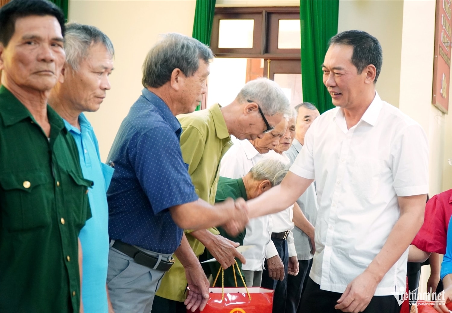 Ông Trịnh Tuấn Sinh - Phó bí thư Tỉnh ủy, Chủ tịch MTTQ Việt Nam tỉnh Thanh Hóa - cùng trao quà cho người dân. Ảnh: Lê Dương Ông Trịnh Tuấn Sinh - Phó bí thư Tỉnh ủy, Chủ tịch MTTQ Việt Nam tỉnh Thanh Hóa - cùng trao quà cho người dân. Ảnh: Lê Dương