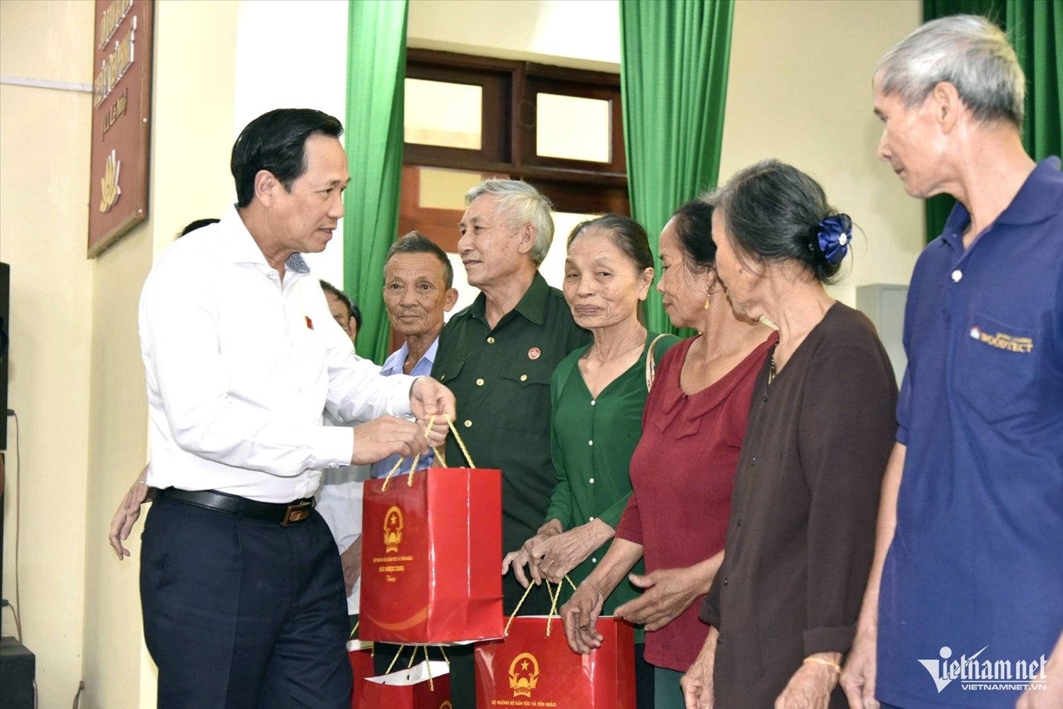 Bộ trưởng Đào Ngọc Dung trao quà cho người dân xã Nông Cống. Ảnh: Lê Dương Bộ trưởng Đào Ngọc Dung trao quà cho người dân xã Nông Cống. Ảnh: Lê Dương