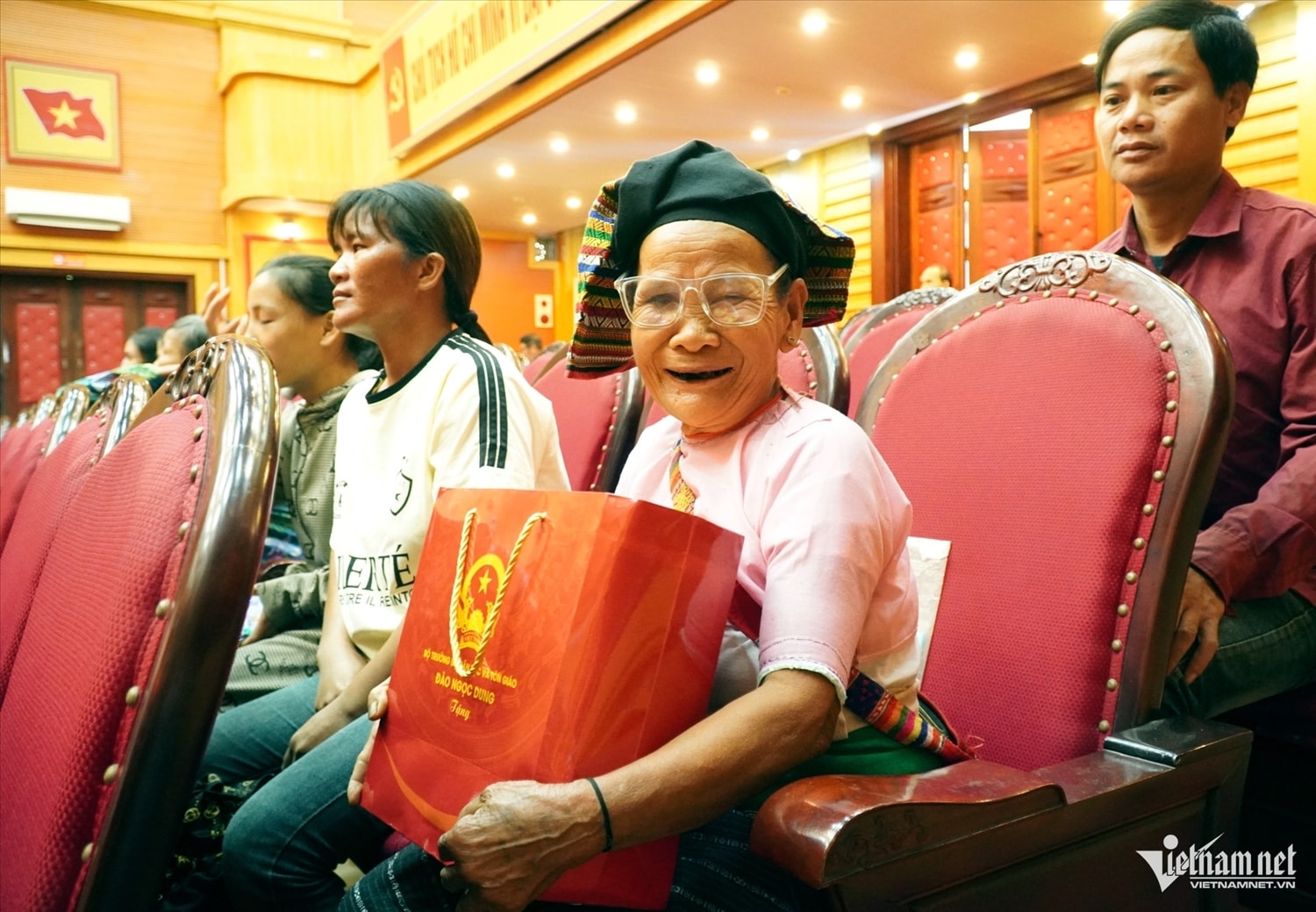 Bà Phạm Thị Nòi (75 tuổi) vui mừng nhận quà từ Bộ trưởng. Ảnh: Lê Dương Bà Phạm Thị Nòi (75 tuổi) vui mừng nhận quà từ Bộ trưởng. Ảnh: Lê Dương