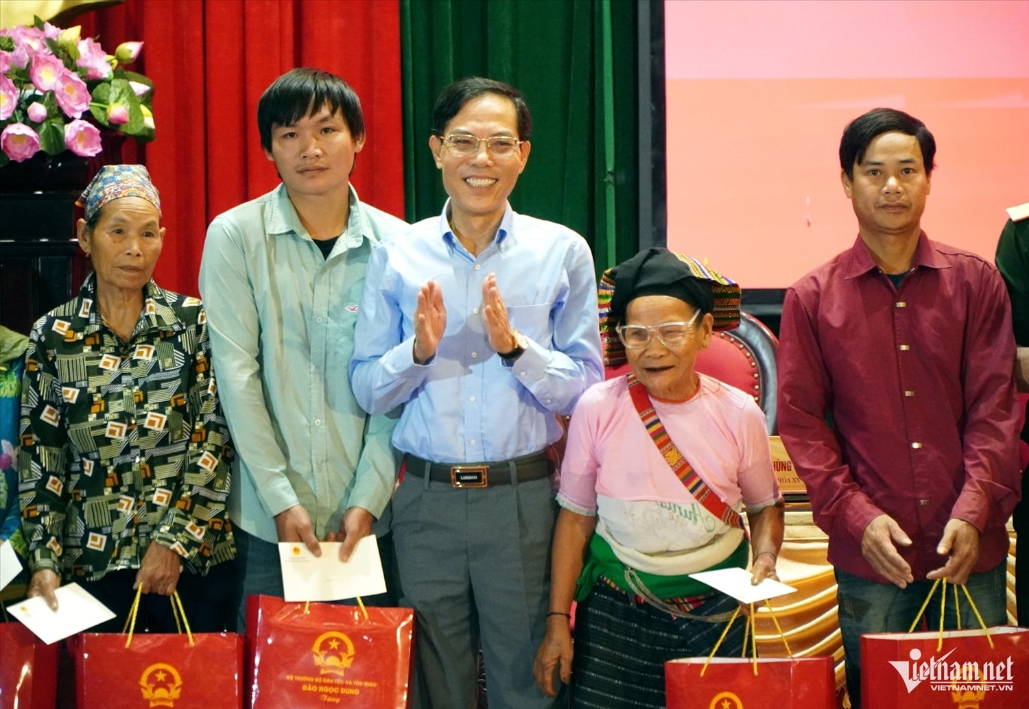 Ông Đầu Thanh Tùng - Phó Chủ tịch UBND tỉnh Thanh Hóa - cùng tham gia tặng quà. Ảnh: Lê Dương Ông Đầu Thanh Tùng - Phó Chủ tịch UBND tỉnh Thanh Hóa - cùng tham gia tặng quà. Ảnh: Lê Dương