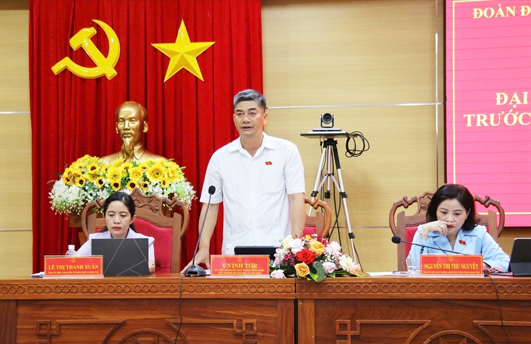  Thứ trưởng Bộ Dân tộc và Tôn giáo Y Vinh Tơr trực tiếp trả lời một số nội dung mà cử tri quan tâm. (Ảnh: Lê Hường)