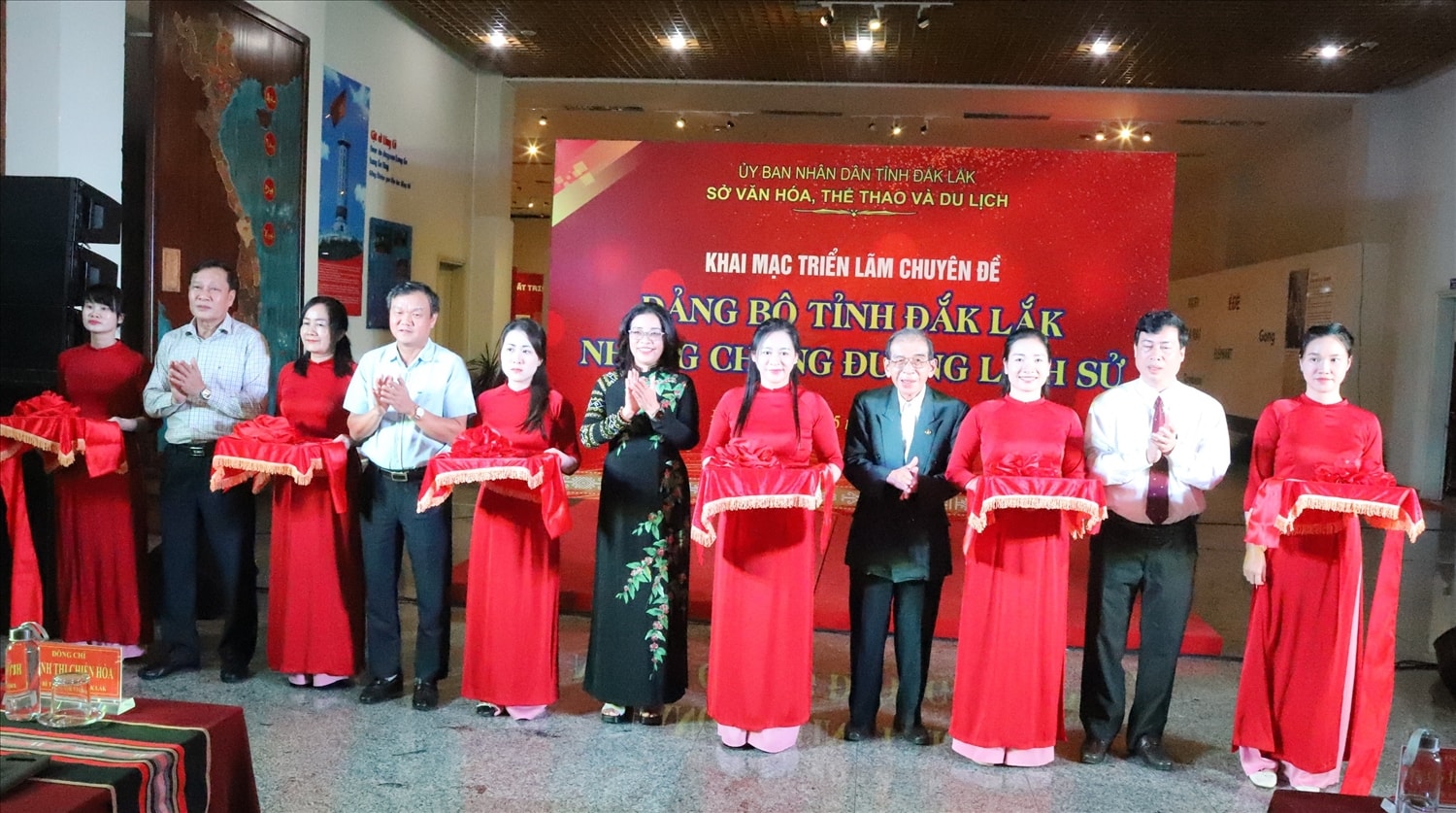 Các đại biểu cắt băng khai mạc triển lãm (Ảnh: Lê Hường) Các đại biểu cắt băng khai mạc triển lãm (Ảnh: Lê Hường)