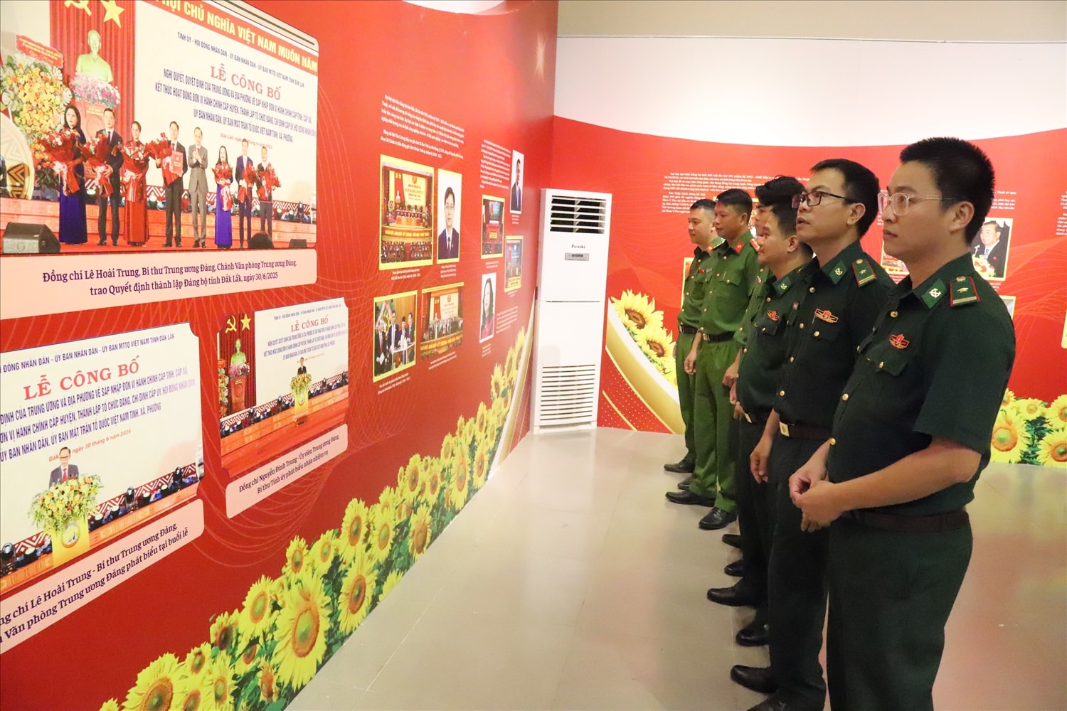 Triển lãm thu hút nhiều người tham quan (Ảnh: Lê Hường) Triển lãm thu hút nhiều người tham quan (Ảnh: Lê Hường)