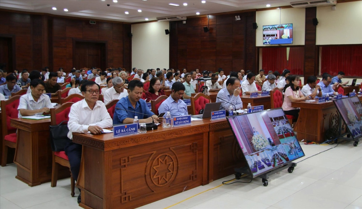 Đại biểu tham dự Hội nghị tiếp xúc cử tri (Ảnh: Lê Hường)