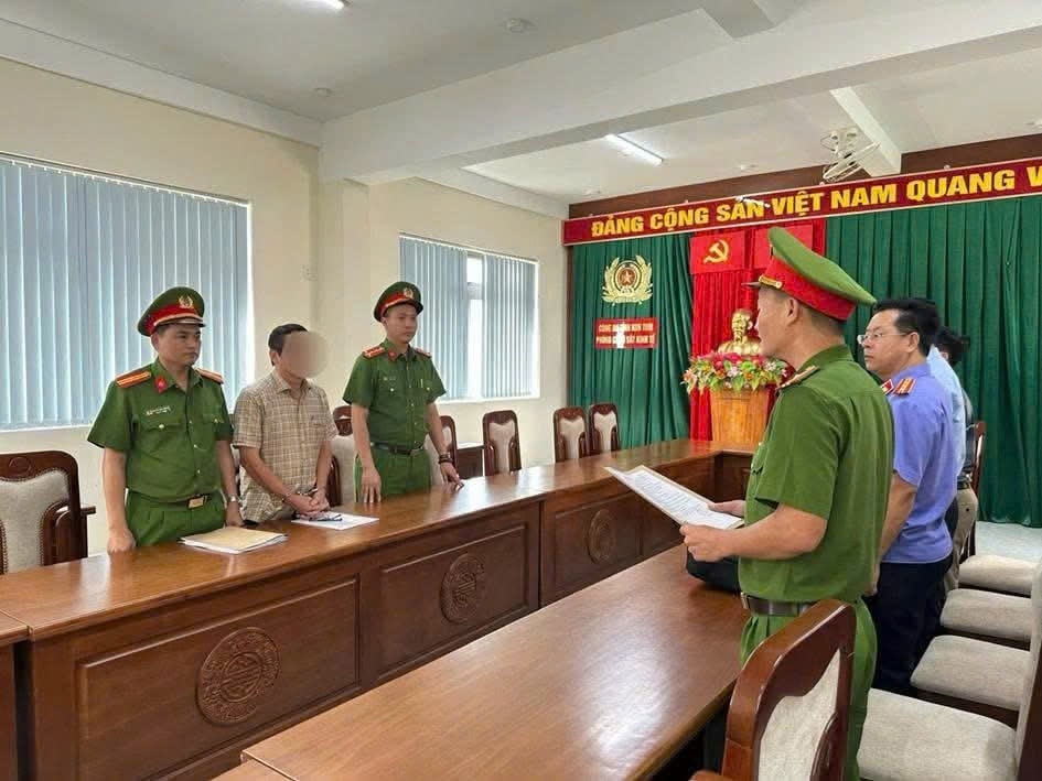 Công an tỉnh Quảng Ngãi tống đạt quyết định khởi tố bị can, bắt tạm giam ông Nguyễn Văn H. (Ảnh: Công an tỉnh Quảng Ngãi)