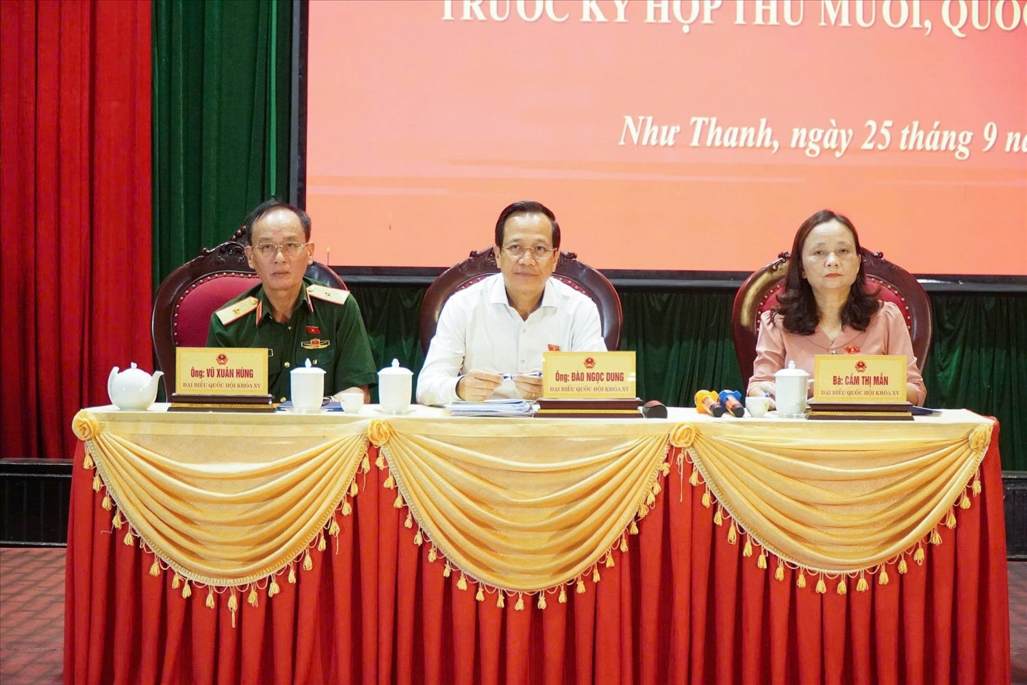 Bộ trưởng Bộ Dân tộc và Tôn giáo Đào Ngọc Dung và các đại biểu Quốc hội tỉnh Thanh Hóa lắng nghe ý kiến của cử tri. Ảnh: Lê Dương