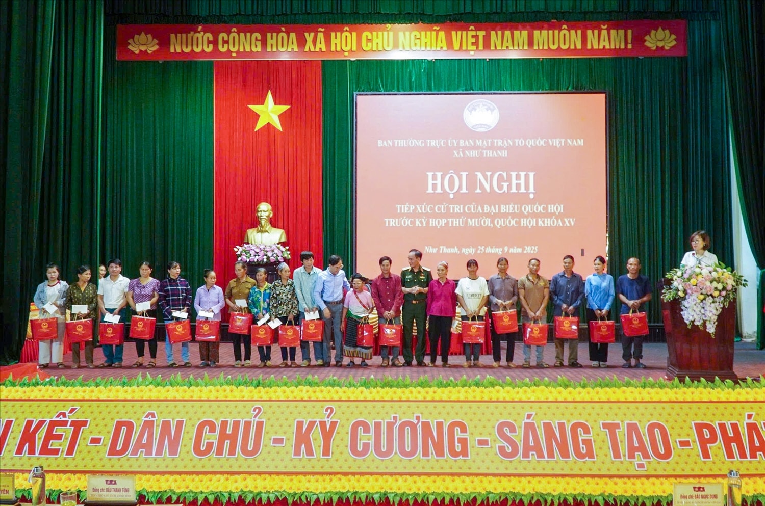 Các phần quà được trao tặng cho các gia đình chính sách, người có công với cách mạng, hộ có hoàn cảnh khó khăn. Ảnh: Lê Dương