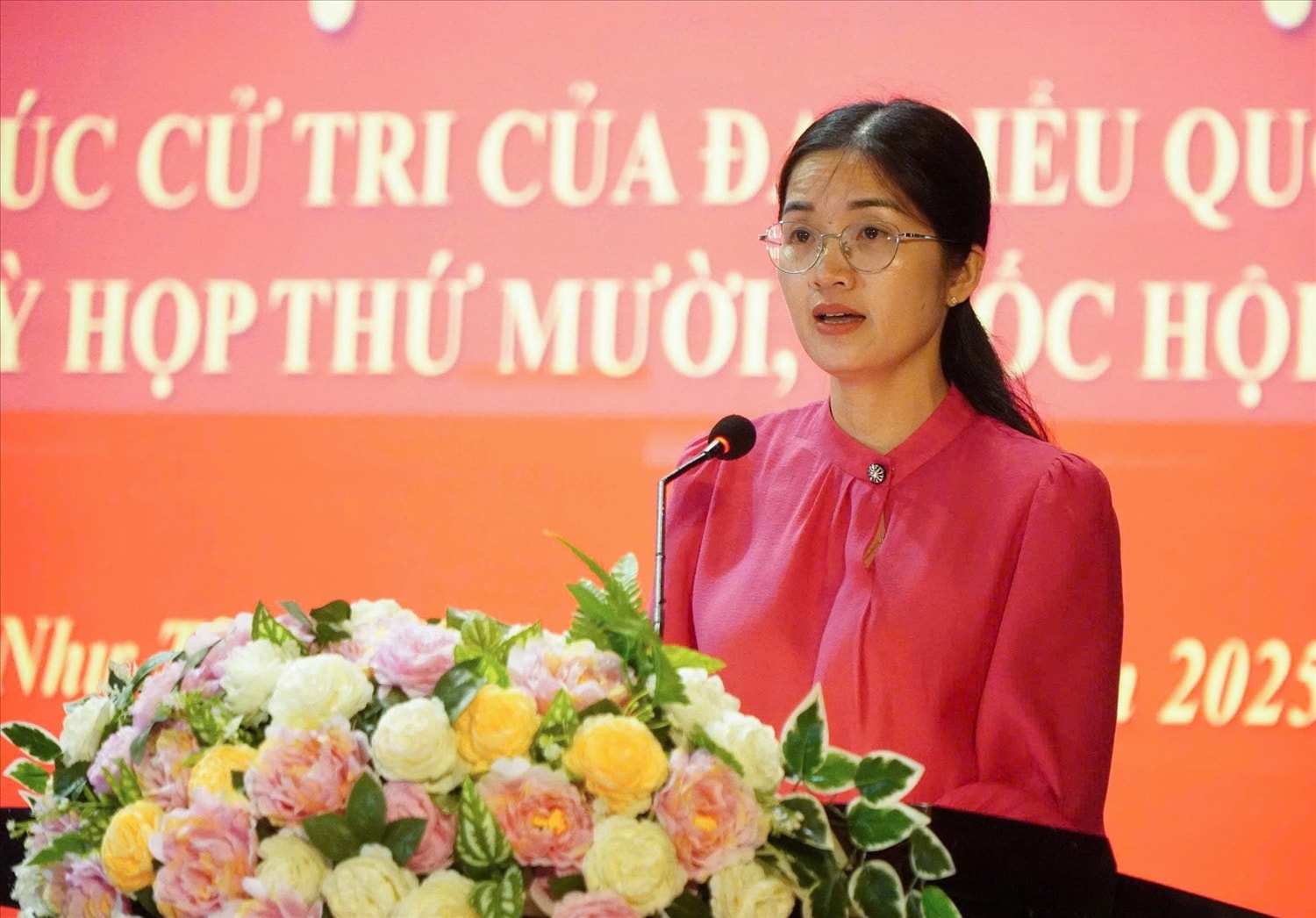 Cử tri Trần Thị Kim Thoa băn khoăn về việc thiếu cán bộ. Ảnh: Lê Dương