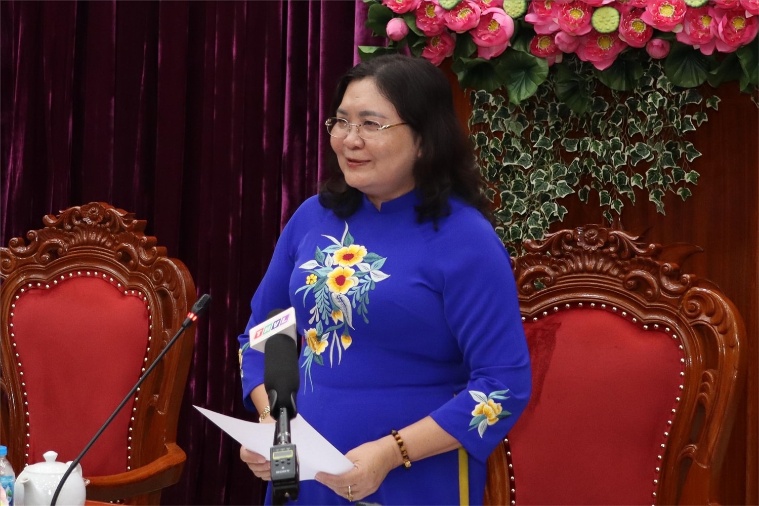Bà Hồ Thị Hoàng Yến, Phó Bí thư Thường trực Tỉnh ủy Vĩnh Long, phát biểu tại họp báo