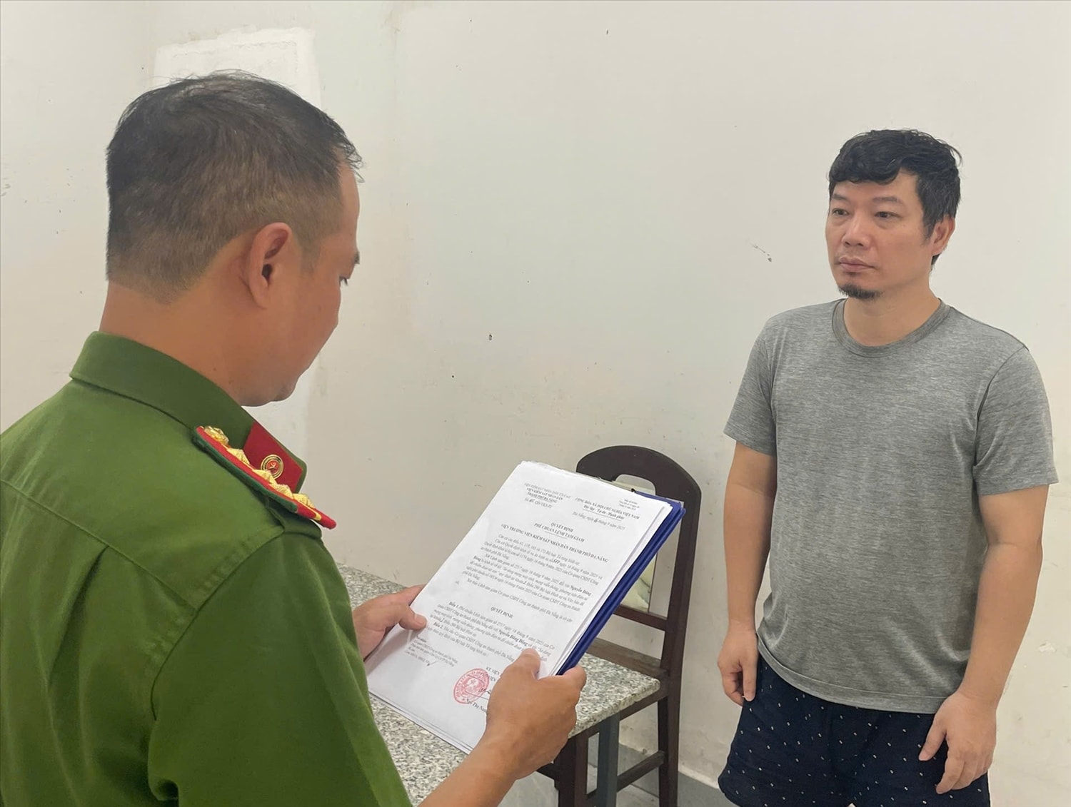 Công an công bố các quyết định tố tụng đối với Nguyễn Đăng Đông. (Ảnh Công an cung cấp).