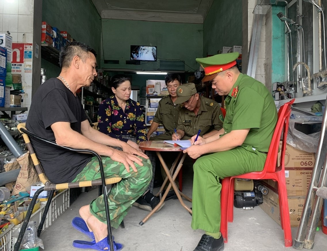 Lực lượng công an xã bám dân, bám bản nắm tình hình, giữ gìn an ninh trật tự