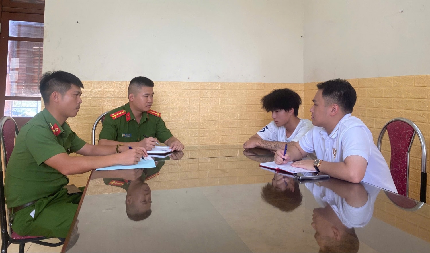 Công an đặc khu Vân Đồn làm việc với đối tượng người nước ngoài nhập cảnh trái phép
