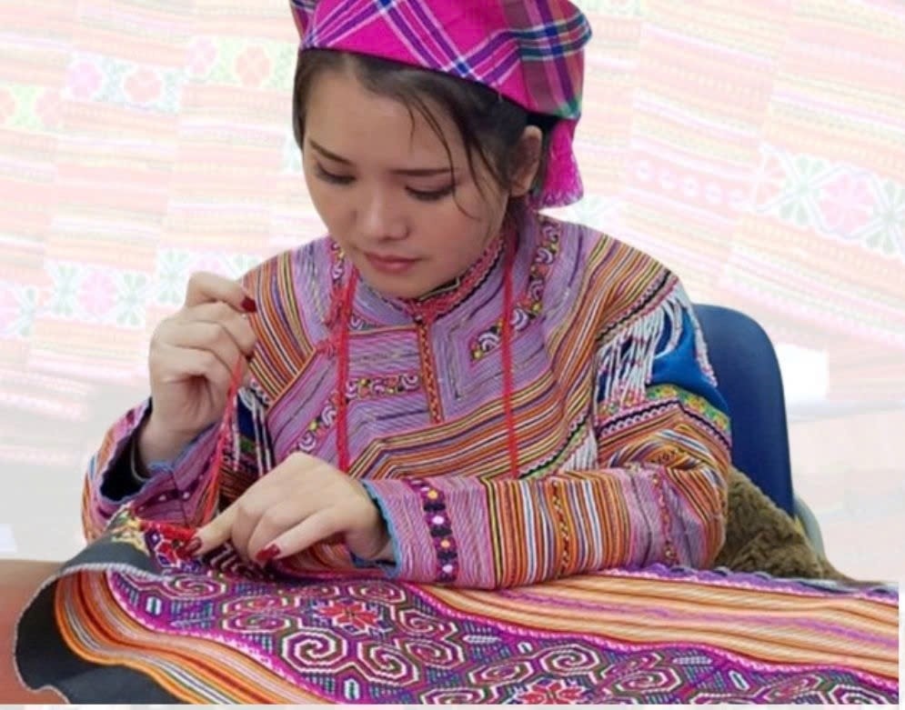 Chị Giàng Thị Chá kể chuyện văn hóa qua những tấm thổ cẩm Chị Giàng Thị Chá kể chuyện văn hóa qua những tấm thổ cẩm