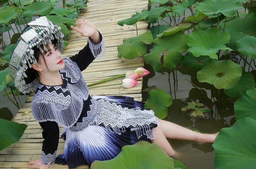 Một thiết kế cách tân từ thổ cẩm người Mông, mang hơi thở hiện đại nhưng vẫn giữ được nét truyền thống. Một thiết kế cách tân từ thổ cẩm người Mông, mang hơi thở hiện đại nhưng vẫn giữ được nét truyền thống.